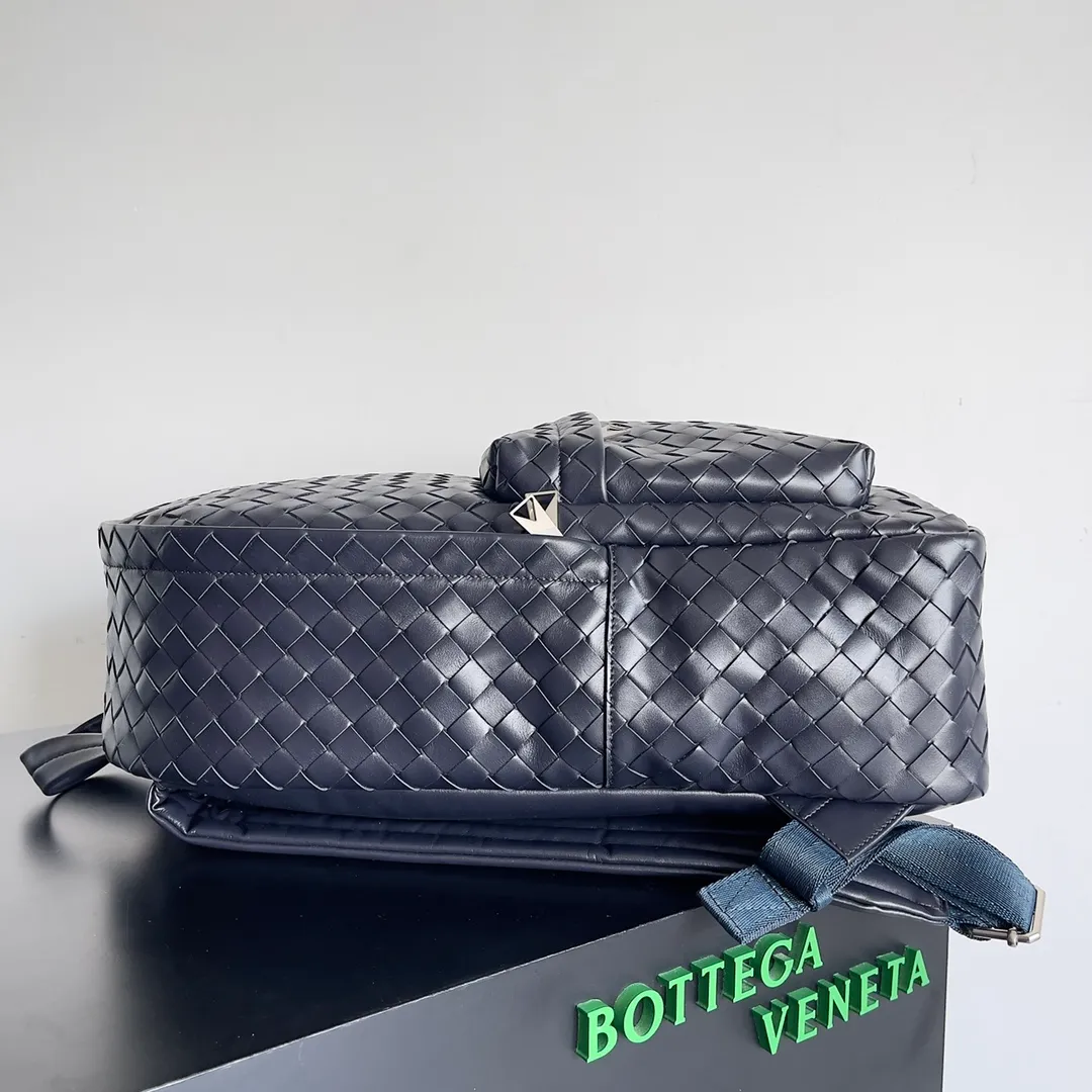Batch 3100 large size ~ BV’s new woven backpack is so delicious ~ BV has finally released a backpack that I have been looking forward to for a hundred times ~ Full of details Luxurious leather + ultimate details + invincible capacity, really awesome ~ Unique weaving process plus soft and comfortable calfskin imported from Italy. The design of the wide shoulder straps makes the stress points on the shoulders more even. There is a laptop compartment inside with double zipper opening. Daily commuting is not a problem at all. Style number: 730732 Size: 46.5*14*30cm